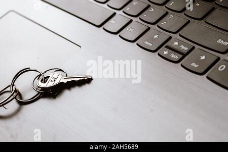 Nahaufnahme von Still life Key Ring auf Laptop Tastatur. Konzeptionelle Bild als Netzwerkdongle gezeigt. Cyber Sicherheit, Schutz und Privatsphäre Stockfoto