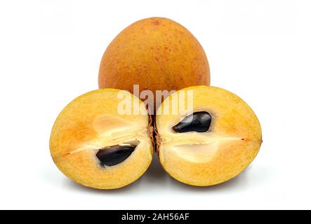 Ganze und teilweise frisch Sapodilla isoliert auf weißem Hintergrund Stockfoto