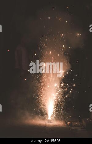 Die hellen und farbenfrohen Feuerwerk zeigt die Anzeige in der Nacht im Ort Straße während Diwali Fest Feier in Kalkutta, Indien. Close-up. Kopieren Raum Raum f Stockfoto