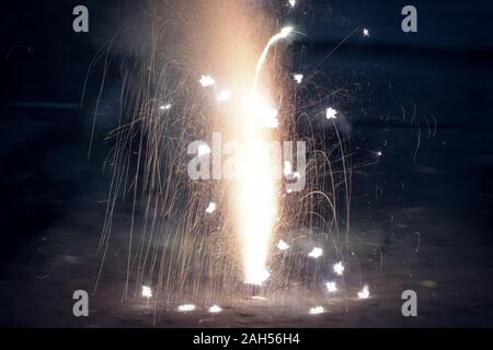 Die hellen und farbenfrohen Feuerwerk zeigt die Anzeige in der Nacht im Ort Straße während Diwali Fest Feier in Kalkutta, Indien. Close-up. Kopieren Raum Raum f Stockfoto