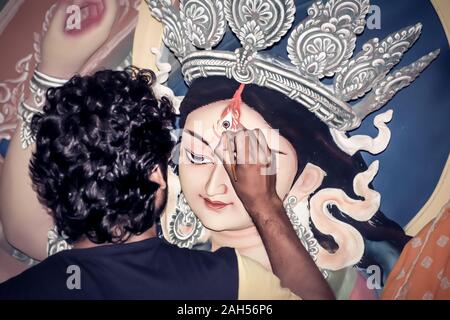 Malerei das Auge über Lehm Idol der hinduistischen Göttin Durga. Ein Idol, der Töpferei Künstler bei Kumartuli während der Durga Puja Festival. Kolkata. Wes Stockfoto