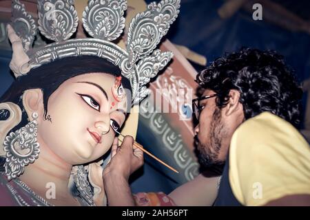Malerei das Auge über Lehm Idol der hinduistischen Göttin Durga. Ein Idol, der Töpferei Künstler bei Kumartuli während der Durga Puja Festival. Kolkata. Wes Stockfoto