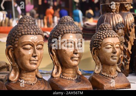 Drei handgefertigte Buddha Köpfe auf der 11 nationalen Handwerk Mela, Kalagram, Chandigarh, Indien. Stockfoto