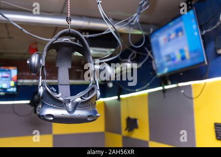 Schwarzer Helm Maske für Eintauchen in die virtuelle Realität mit 3D-Bild in die Spiele und Simulatoren mit erhöhter Empfindlichkeit. Moderne Technologien in Computer g Stockfoto