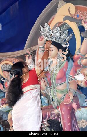 Kolkata Oktober 2019-Maa Durga Debi Bor wird von einem Hindu devotee bei Vijaya Dashami, der letzte Tag der Durga Puja Festival gemacht. Sindoor Khela ist ein bidd Stockfoto