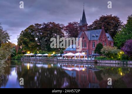 Traditionelle alte mittelalterliche Burg in der Abenddämmerung. Brügge, Belgien. Stockfoto