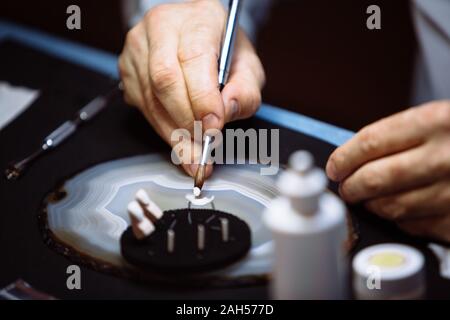 2 Zahnersatz durch den Zahntechniker stehen auf einem Ständer. Stockfoto