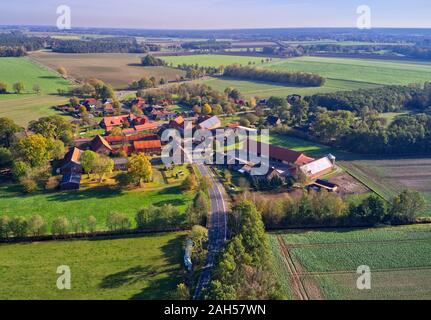 Luftaufnahme von einem winzigen piddy Dorf in der Heide im Norden Deutschlands Stockfoto