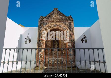 Katholische Heiligtum mit menschlichen Schädeln in Faro, Portugal geschmückt Stockfoto