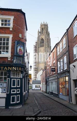 Church Street und das Britannia Pub mit Boston Stump im Hintergrund in Boston Lincolnshire. Stockfoto