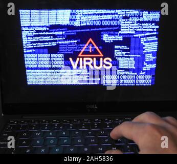 Auf 0001 Donnerstag, 26. Dezember ein Bild von einem Laptop Bildschirm mit einem Computer Virus Warnung ein Embargo verhängt. In Erwiderung auf eine Freiheit von Informationen Antrag der Schottischen Konservativen sechs Health Boards sagten, ihre cyber Verteidigung erfolgreich in insgesamt 117 cyber Angriffe verletzt worden, darunter einer aus Nordkorea, in den vergangenen fünf Jahren. Stockfoto