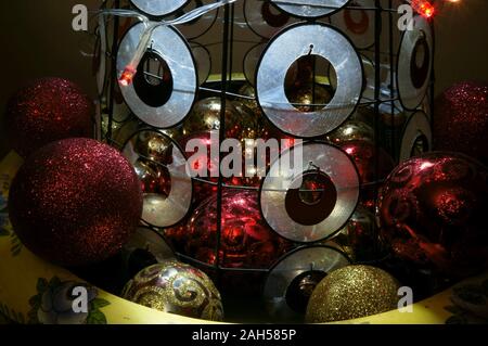 Rot und Gold Weihnachtskugel Dekorationen an der Basis von Mini Baum Stockfoto