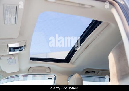Blick auf die Decke im Auto mit einem transparentem Glas Luke für