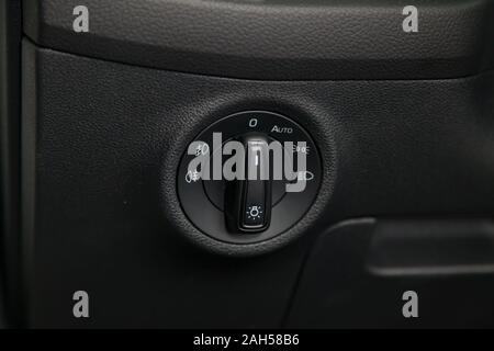 Close-up auf der Scheinwerferschalter Steuerungstasten und automatische  Anpassung der Level Dashboard in retro altes Auto in der Werkstatt. Auto  Service in Stockfotografie - Alamy