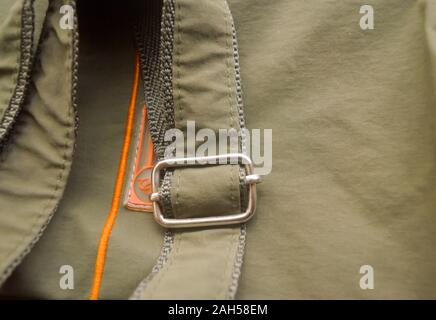 Detail Teil des Luxus Verschluss (Wölbung) an der Lasche der Damen neue Damen Jeans Kleidung Accessoires. Frauen Mode Hintergrund Design. Im westlichen Stil. Stockfoto