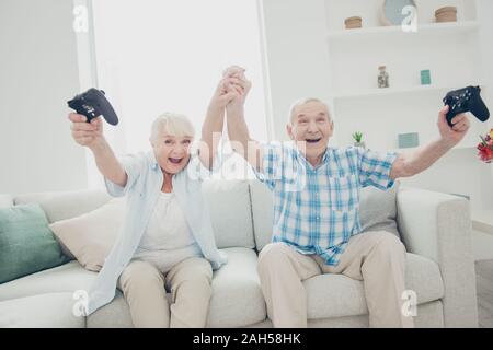 Portrait von ihr, dass sie Seine er zwei schöne attraktive Heiter Heiter froh aufgeregt, ekstatisch, positive Ehegatten Spaß genießen Battle Contest Gewinner win i Stockfoto