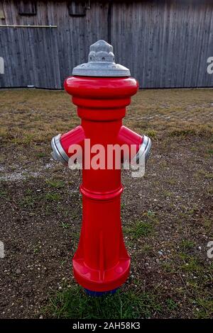 Hydrant vor eine große Scheune in der ländlichen Umgebung von ​​Andechs Bayern Stockfoto