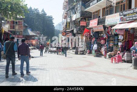 Manali Mall Road Landschaft im Sommer. Eine beliebte Hill Station und touristische Wochenende Gateway mit voller Showrooms, Kaufhäuser, Läden, Restaurants Stockfoto