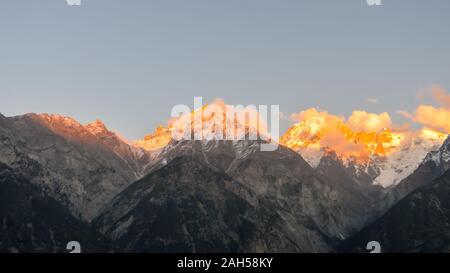 Mount Kailash oder Kailasa Berges Himalaya reicht (tibetische Namen Banden Rinpoche bedeutet Kostbares Snow Mountain) heiliger Ort von Lord Shiva sunset Sun Stockfoto