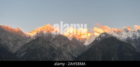 Mount Kailash oder Kailasa Berges Himalaya reicht (tibetische Namen Banden Rinpoche bedeutet Kostbares Snow Mountain) heiliger Ort von Lord Shiva sunset Sun Stockfoto