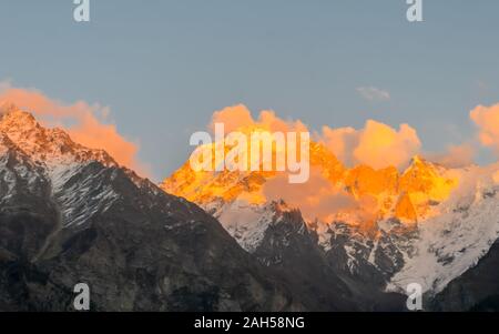 Mount Kailash oder Kailasa Berges Himalaya reicht (tibetische Namen Banden Rinpoche bedeutet Kostbares Snow Mountain) heiliger Ort von Lord Shiva sunset Sun Stockfoto