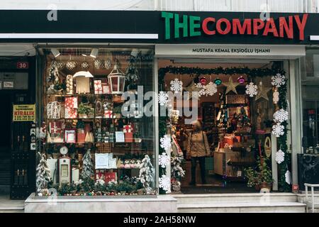Türkei, Istanbul, 20. Dezember 2019: Dekoration der Store während der Weihnachtsferien. Ein Shop mit Souvenirs und Geschenke für die Feier. Stockfoto