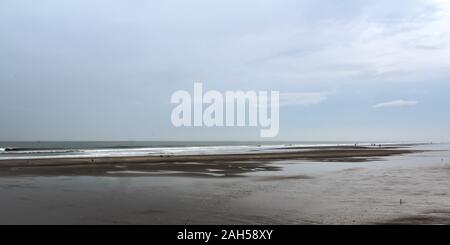 Schönen tropischen Strand Sonnenuntergang Himmel und Ozean Welle bildet eine ruhige Stille atmosphärische Emotion an einem regnerischen Tag bewölkt bedeckt. Ausblicke auf die Landschaft. Stimmung und Stockfoto