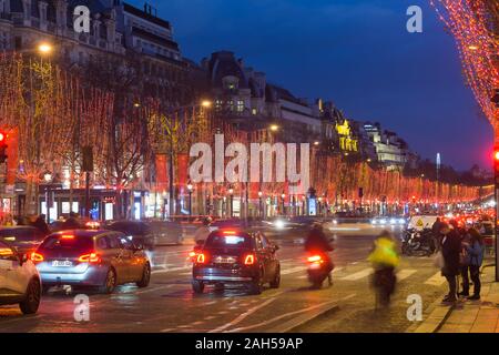 Paris Christmas lights - Avenue Champs-Elysees während der Weihnachtszeit in Paris, Frankreich, Europa eingerichtet. Stockfoto