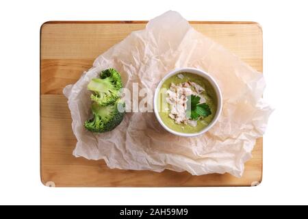 Blick von oben auf die Platte mit broccoli Creme Suppe mit Hähnchen isoliert auf weißem Stockfoto