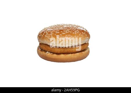 Brötchen Mit Sesam und Schnitzel innerhalb von isolierten auf weißem Hintergrund Stockfoto