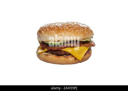 Brötchen Mit Sesam mit Schnitzel, Käse, Schinken und Gurke im Inneren auf weißem Hintergrund Stockfoto