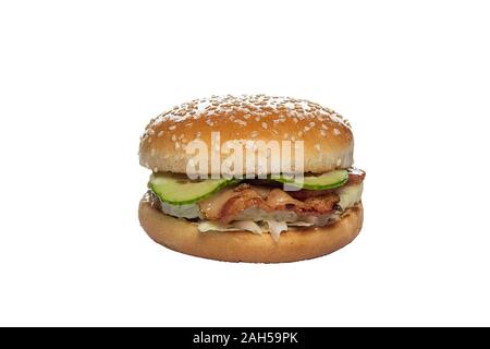 Brötchen Mit Sesam mit Schnitzel, Käse, Schinken und Gurke im Inneren auf weißem Hintergrund Stockfoto