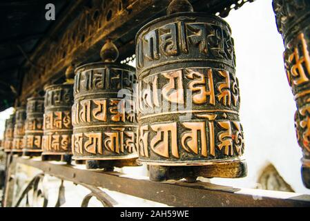 Gebet drum. Alte Gebet Zylinder in Nepal. Tibetische Gebetsmühlen. Buddhistische Rollen in der Zeile Stockfoto
