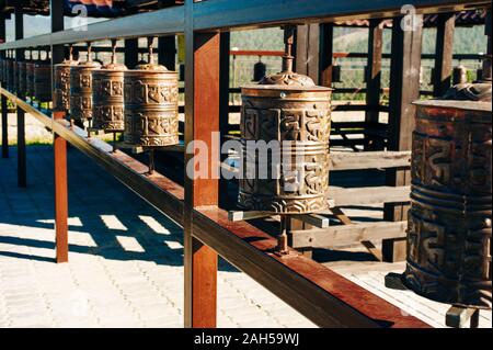 Gebet drum. Alte Gebet Zylinder in Nepal. Tibetische Gebetsmühlen. Buddhistische Rollen in der Zeile Stockfoto