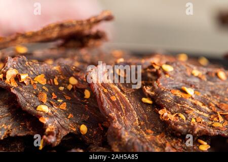 Eine Nahaufnahme von hausgemachten Trockenfleisch vom Rind mit Chili Flocken in Adelaide, South Australia am 24. Dezember 2019 Stockfoto