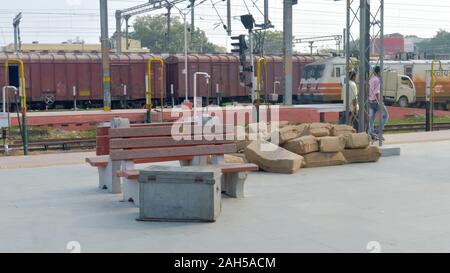 Blick auf Box Container auf indischen Bahnhof Plattform in der Nähe von Hof vor dem Laden auf Güter Beförderung auf einem Güterzug für den Versand. Ein handel t Stockfoto