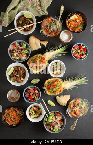 Thai Essen im Restaurant. Verschiedene traditionelle Gerichte. Ananas gebratener Reis Stockfoto