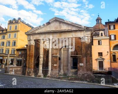 Der Portico of Octavia (Porticus Octaviae) ist ein monumentaler Komplex in Rom, der in der Zeit des Augustans auf dem Gebiet des ​​the Circus Flaminius errichtet wurde Stockfoto