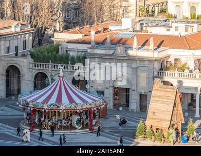 Blick von oben auf ein Karussell in Bergamo in der Weihnachtszeit Stockfoto