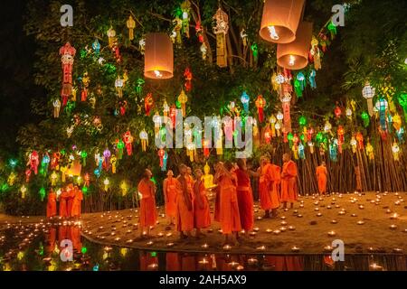 Chaing Mai, Thailand - November 03, 2017: Loy Krathong Festival in Chiangmai. Traditionelle Mönch Licht schwebende Ballon Papier jährlich am Wat Ph Stockfoto