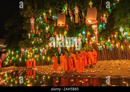 Chaing Mai, Thailand - November 03, 2017: Loy Krathong Festival in Chiangmai. Traditionelle Mönch Licht schwebende Ballon Papier jährlich am Wat Ph Stockfoto