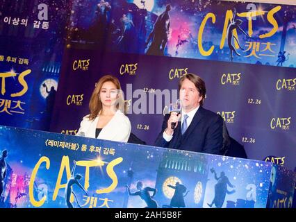 Tom Hooper und Ock Joo-Hyun (Fin K. L.), Dez 23, 2019: Australian-British Regisseur Tom Hooper (R) und eine koreanische Sänger und musical theater Schauspielerin Ock Joo-Hyun eine Pressekonferenz für eine musikalische Fantasy Film 'Cats', die von Hooper gerichtet war, in Seoul, Südkorea. (Foto von Lee Jae-Won/LBA) (Südkorea) Stockfoto