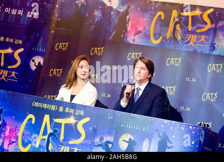 Tom Hooper und Ock Joo-Hyun (Fin K. L.), Dez 23, 2019: Australian-British Regisseur Tom Hooper (R) und eine koreanische Sänger und musical theater Schauspielerin Ock Joo-Hyun eine Pressekonferenz für eine musikalische Fantasy Film 'Cats', die von Hooper gerichtet war, in Seoul, Südkorea. (Foto von Lee Jae-Won/LBA) (Südkorea) Stockfoto