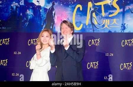 Tom Hooper und Ock Joo-Hyun (Fin K. L.), Dez 23, 2019: Australian-British Regisseur Tom Hooper (R) und eine koreanische Sänger und musical theater Schauspielerin Ock Joo-Hyun posieren für die Fotografen während einer Pressekonferenz für ein Musical Fantasy Film 'Cats', die von Hooper gerichtet war, in Seoul, Südkorea. Quelle: Lee Jae-Won/LBA/Alamy leben Nachrichten Stockfoto