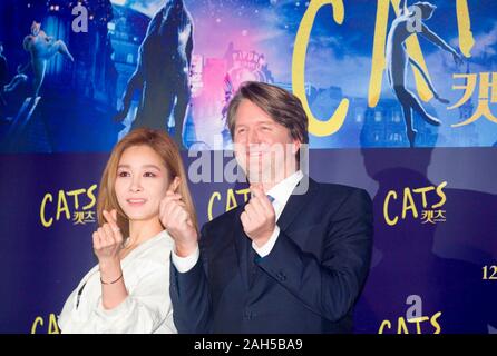 Tom Hooper und Ock Joo-Hyun (Fin K. L.), Dez 23, 2019: Australian-British Regisseur Tom Hooper (R) und eine koreanische Sänger und musical theater Schauspielerin Ock Joo-Hyun posieren für die Fotografen während einer Pressekonferenz für ein Musical Fantasy Film 'Cats', die von Hooper gerichtet war, in Seoul, Südkorea. Quelle: Lee Jae-Won/LBA/Alamy leben Nachrichten Stockfoto