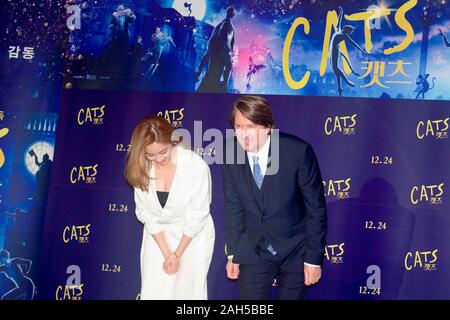 Tom Hooper und Ock Joo-Hyun (Fin K. L.), Dez 23, 2019: Australian-British Regisseur Tom Hooper (R) und eine koreanische Sänger und musical theater Schauspielerin Ock Joo-Hyun Bug zusammen nach einer Pressekonferenz für ein Musical Fantasy Film 'Cats', die von Hooper gerichtet war, in Seoul, Südkorea. Quelle: Lee Jae-Won/LBA/Alamy leben Nachrichten Stockfoto