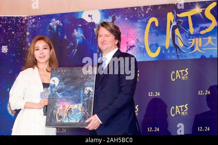 Tom Hooper und Ock Joo-Hyun (Fin K. L.), Dez 23, 2019: Ein koreanischer Sänger und musical theater Schauspielerin Ock Joo-Hyun (L) stellt eine koreanische Gemälde der Darstellung ein Plakat der Film 'Katzen' als Geschenk an Australian-British Regisseur Tom Hooper während einer Pressekonferenz für das Musical Fantasy Film 'Cats', die von Hooper gerichtet war, in Seoul, Südkorea. Quelle: Lee Jae-Won/LBA/Alamy leben Nachrichten Stockfoto