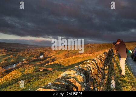 Teesdale, County Durham, UK. 25. Dezember 2019. UK Wetter. Ein Fotograf erfasst einige schöne am frühen Morgen Licht auf eine Kühle, aber bunt Weihnachten Morgen als Wolke fegt über Obere Teesdale. Die Prognose für den Norden von England ist für einen trockenen Tag mit viel Sonne. Quelle: David Forster/Alamy leben Nachrichten Stockfoto