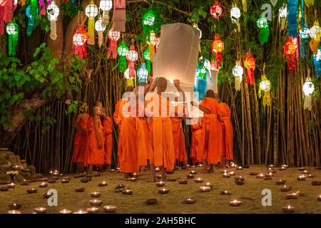 Chaing Mai, Thailand - November 03, 2017: Loy Krathong Festival in Chiangmai. Traditionelle Mönch Licht schwebende Ballon Papier jährlich am Wat Ph Stockfoto