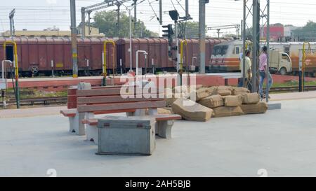 Blick auf Box Container auf indischen Bahnhof Plattform in der Nähe von Hof vor dem Laden auf Güter Beförderung auf einem Güterzug für den Versand. Ein handel t Stockfoto